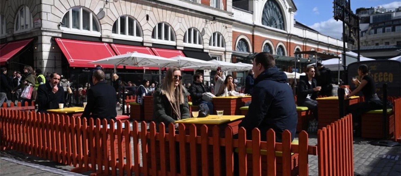Οι Βρετανοί παίρνουν πίσω τη ζωή τους - Ξεχύθηκαν στις παμπ μετά από 4 μήνες εγκλεισμού! (φώτο-βίντεο)
